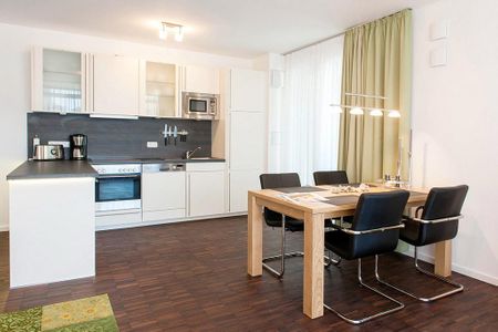 DünenResort Binz DünenResort Binz 117 Rügen - Wohn-Essbereich mit Esstisch, Sitzgelegenheit und Küchenzeile