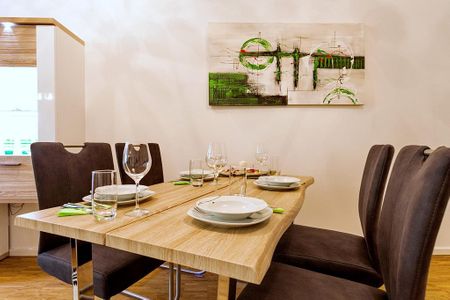 DünenResort Binz DünenResort Binz 125 Rügen - Wohn-Essbereich mit Esstisch und Sitzgelegenheit
