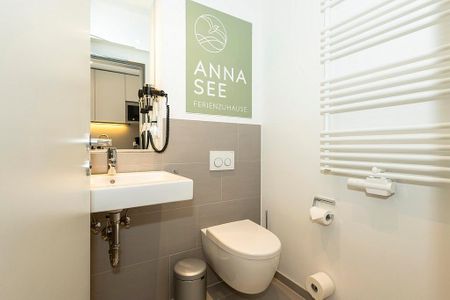 Apartmentvilla Anna See Apartmentvilla Anna See 1-05 Langeoog - Badezimmer mit WC, Waschtisch und Spiegel