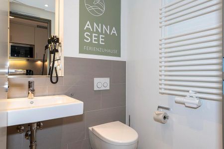 Apartmentvilla Anna See Apartmentvilla Anna See 1-07 Langeoog - Badezimmer mit WC, Waschtisch und Spiegel