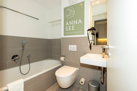Apartmentvilla Anna See Apartmentvilla Anna See 1-08 Langeoog - Badezimmer mit Badewanne, Waschtisch und WC