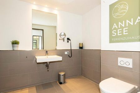 Apartmentvilla Anna See Apartmentvilla Anna See 1-13 Langeoog - Badezimmer mit WC, Waschtisch und Spiegel