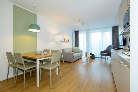Apartmentvilla Anna See Apartmentvilla Anna See 1-14 Langeoog - Wohn-Essbereich mit Couch, Esstisch und Sitzgelegenheit