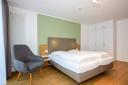 Apartmentvilla Anna See Apartmentvilla Anna See 1-14 Langeoog - Schlafzimmer mit Doppelbett und Kleiderschrank