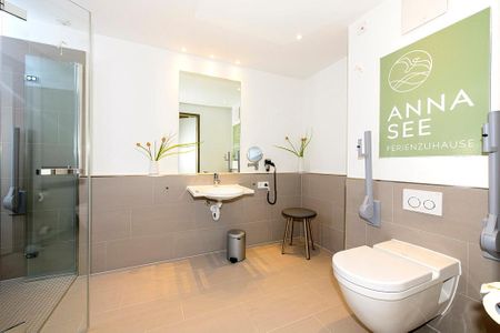 Apartmentvilla Anna See Apartmentvilla Anna See 1-14 Langeoog - Badezimmer mit Dusche, Waschtisch, WC und Spiegel