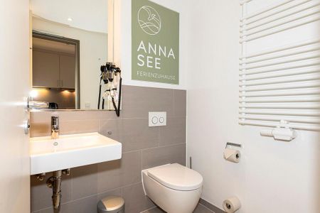 Apartmentvilla Anna See Apartmentvilla Anna See 1-16 Langeoog - Badezimmer mit WC, Waschtisch und Spiegel