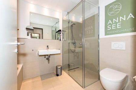 Apartmentvilla Anna See Apartmentvilla Anna See 1-17 Langeoog - Badezimmer mit Dusche, Waschtisch, WC und Spiegel