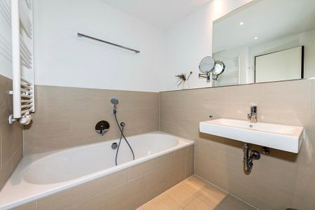 Apartmentvilla Anna See Apartmentvilla Anna See 1-17 Langeoog - Badezimmer mit Badewanne und Waschtisch