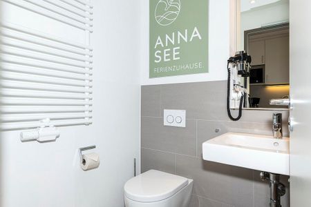 Apartmentvilla Anna See Apartmentvilla Anna See 1-18 Langeoog - Badezimmer mit WC, Waschtisch und Spiegel
