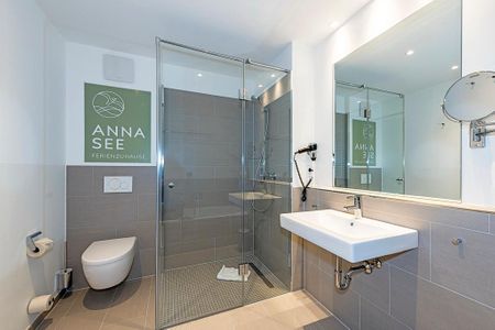 Apartmentvilla Anna See Apartmentvilla Anna See 2-01 Langeoog - Badezimmer mit Dusche, Waschtisch, WC und Spiegel