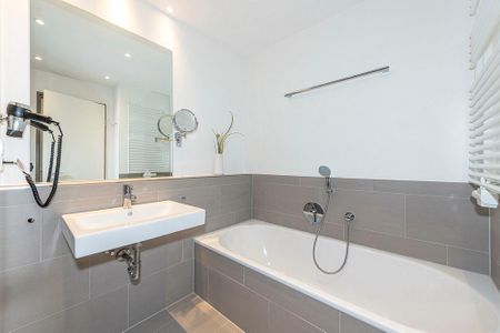 Apartmentvilla Anna See Apartmentvilla Anna See 2-02 Langeoog - Badezimmer mit Badewanne, Waschtisch und Spiegel