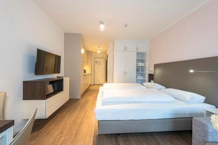 Apartmentvilla Anna See Apartmentvilla Anna See 2-04 Langeoog - Wohn-Schlafbereich mit Doppelbett und Kleiderschrank