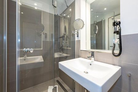 Apartmentvilla Anna See Apartmentvilla Anna See 2-04 Langeoog - Badezimmer mit Dusche, Waschtisch und Spiegel