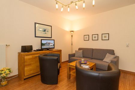 Meeresblick Meeresblick 321 Kühlungsborn - Wohn-Essbereich mit Couch und Flatscreen-TV