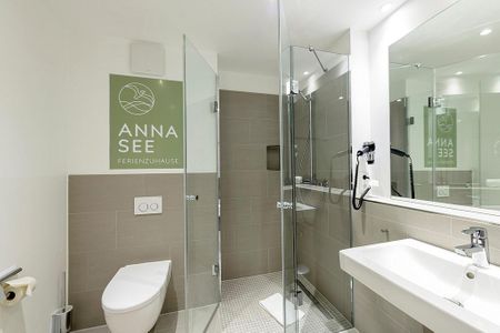 Apartmentvilla Anna See Apartmentvilla Anna See 1-10 Langeoog - Badezimmer mit Dusche, Waschtisch, WC und Spiegel