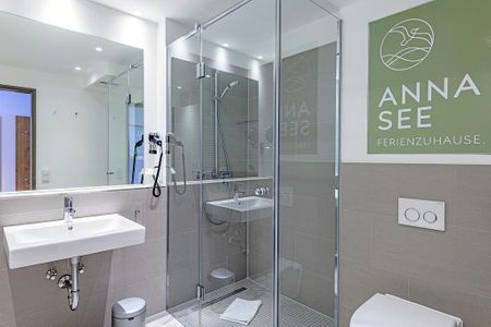 Apartmentvilla Anna See Apartmentvilla Anna See 1-11 Langeoog - Badezimmer mit Dusche, Waschtisch, WC und Spiegel