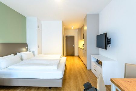 Deichhäuser Anna Küste Deichhäuser Anna Küste 1-12 Bensersiel - Wohn/Essbereich mit Doppelbett, TV, Kleiderschrank und Küchenzeile