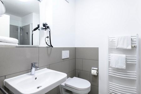Deichhäuser Anna Küste Deichhäuser Anna Küste 1-12 Bensersiel - Badezimmer mit Waschtisch und WC