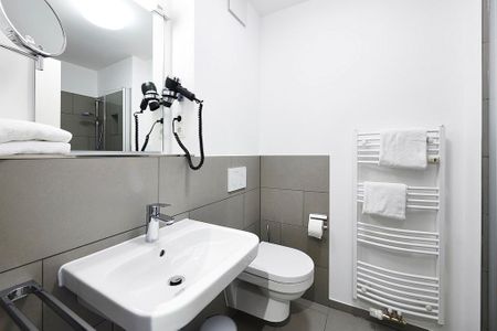 Deichhäuser Anna Küste Deichhäuser Anna Küste 2-12 Bensersiel - Badezimmer mit Waschtisch und WC