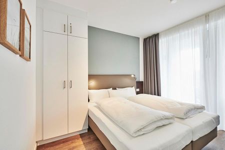 Deichhäuser Anna Küste Deichhäuser Anna Küste 2-13 Bensersiel - Schlafzimmer mit Doppelbett und Kleiderschrank