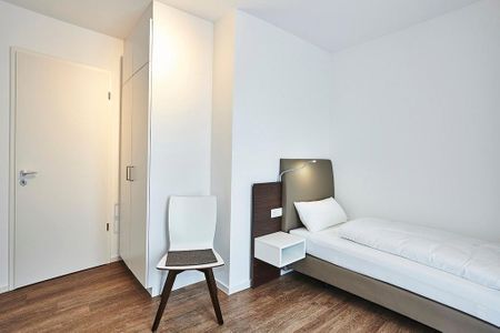 Deichhäuser Anna Küste Deichhäuser Anna Küste 2-14 Bensersiel - Schlafzimmer mit zwei Einzelbetten, Stuhl und Kleiderschrank