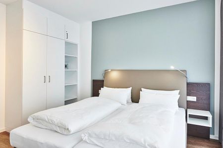 Deichhäuser Anna Küste Deichhäuser Anna Küste 2-14 Bensersiel - Schlafzimmer mit Doppelbett und Kleiderschrank