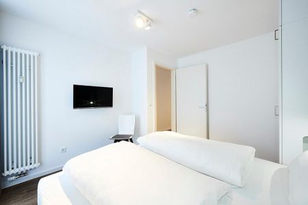 Deichhäuser Anna Küste Deichhäuser Anna Küste 2-30 Bensersiel - Schlafzimmer mit Doppelbett, TV und Kleiderschrank