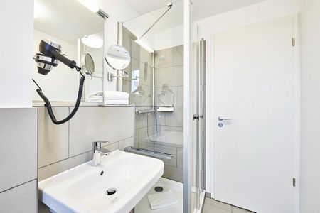 Deichhäuser Anna Küste Deichhäuser Anna Küste 2-30 Bensersiel - Badezimmer mit Dusche und Waschtisch