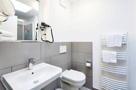 Deichhäuser Anna Küste Deichhäuser Anna Küste 2-32 Bensersiel - Badezimmer mit Waschtisch und WC