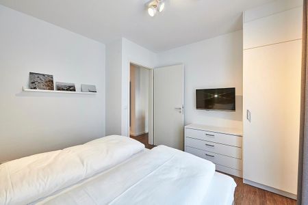 Deichhäuser Anna Küste Deichhäuser Anna Küste 3-10 Bensersiel - Schlafzimmer mit Doppelbett, Kleiderschrank und TV