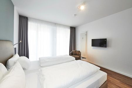 Deichhäuser Anna Küste Deichhäuser Anna Küste 3-11 Bensersiel - Schlafzimmer mit Doppelbett, Sessel und TV