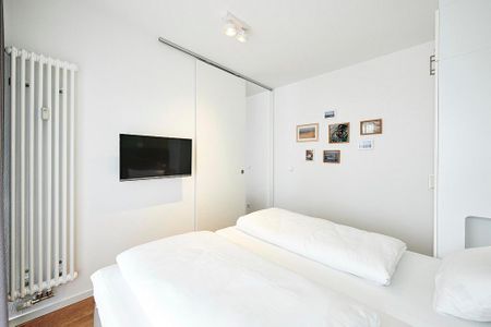 Deichhäuser Anna Küste Deichhäuser Anna Küste 3-13 Bensersiel - Schlafzimmer mit Doppelbett und Flatscreen TV