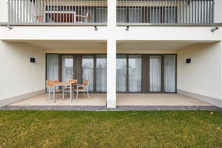 Deichhäuser Anna Küste Deichhäuser Anna Küste 3-13 Bensersiel - Terrasse mit Sitzgelegenheiten und Grünfläche