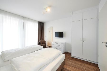 Deichhäuser Anna Küste Deichhäuser Anna Küste 3-21 Bensersiel - Schlafzimmer mit Doppelbett und Kleiderschrank