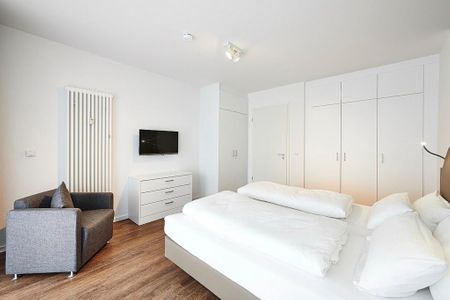 Deichhäuser Anna Küste Deichhäuser Anna Küste 3-21 Bensersiel - Schlafzimmer mit Doppelbett, Flatscreen-TV und Kleiderschrank