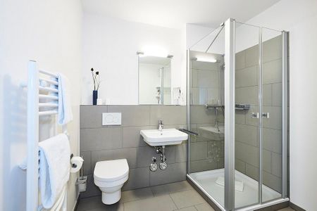 Deichhäuser Anna Küste Deichhäuser Anna Küste 3-24 Bensersiel - Badezimmer mit Dusche, Waschtisch, WC und Spiegel