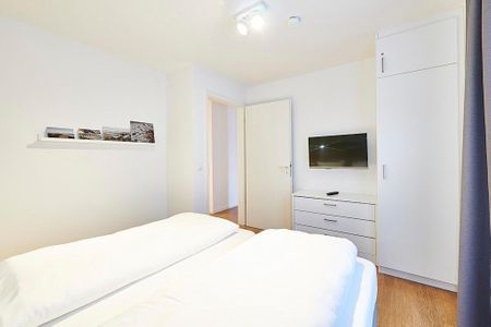 Deichhäuser Anna Küste Deichhäuser Anna Küste 3-30 Bensersiel - Schlafbereich mit Doppelbett und Flatscreen TV