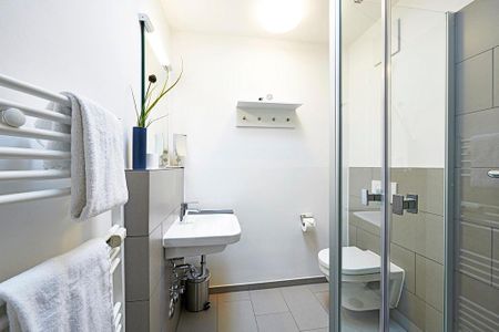 Deichhäuser Anna Küste Deichhäuser Anna Küste 3-33 Bensersiel - Badezimmer mit Dusche, WC, Waschtisch und Spiegel