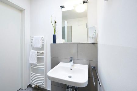 Deichhäuser Anna Küste Deichhäuser Anna Küste 3-33 Bensersiel - Badezimmer mit Dusche, WC, Waschtisch und Spiegel