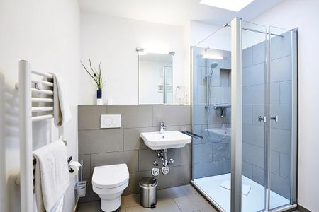 Deichhäuser Anna Küste Deichhäuser Anna Küste 3-34 Bensersiel - Badezimmer mit Dusche, Waschtisch, WC und Spiegel