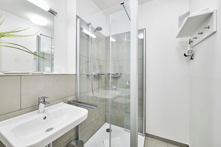Deichhäuser Anna Küste Deichhäuser Anna Küste 4-11 Bensersiel - Badezimmer mit Dusche, Waschtisch, WC und Spiegel