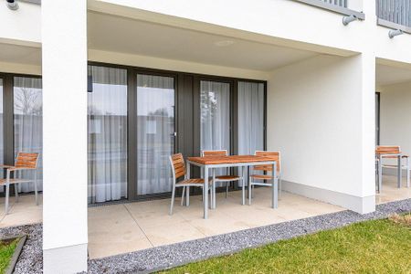 Deichhäuser Anna Küste Deichhäuser Anna Küste 4-11 Bensersiel - Überdachte Terrasse mit Sitzgelegenheit