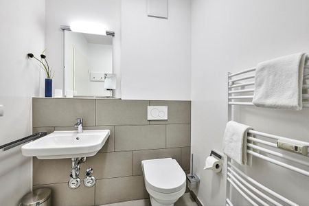 Deichhäuser Anna Küste Deichhäuser Anna Küste 4-12 Bensersiel - Badezimmer mit Dusche, WC, Waschtisch und Spiegel