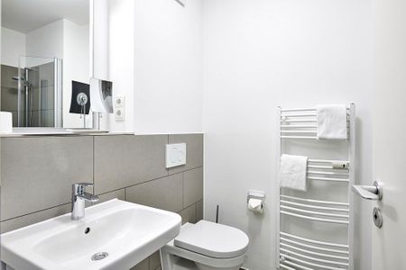 Deichhäuser Anna Küste Deichhäuser Anna Küste 4-12 Bensersiel - Badezimmer mit Dusche, Waschtisch und Spiegel