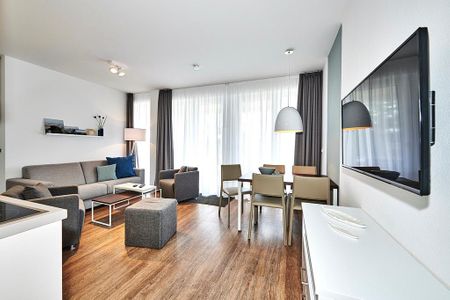 Deichhäuser Anna Küste Deichhäuser Anna Küste 4-13 Bensersiel - Wohn-Essbereich mit Couch, Sessel, Esstisch uns Zugang zur Terrasse