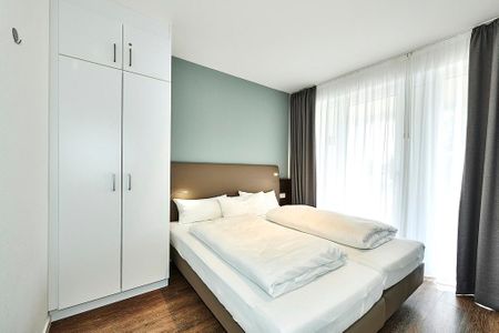 Deichhäuser Anna Küste Deichhäuser Anna Küste 4-13 Bensersiel - Schlafzimmer mit Doppelbett, Kleiderschrank und Zugang zur Terrasse