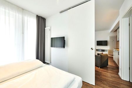 Deichhäuser Anna Küste Deichhäuser Anna Küste 4-13 Bensersiel - Schlafzimmer mit Doppelbett, Kleiderschrank und Flatscreen TV
