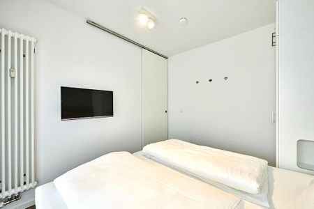 Deichhäuser Anna Küste Deichhäuser Anna Küste 4-13 Bensersiel - Schlafzimmer mit Doppelbett, Kleiderschrank und Flatscreen TV