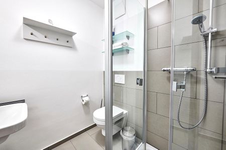 Deichhäuser Anna Küste Deichhäuser Anna Küste 4-13 Bensersiel - Badezimmer mit Dusche, Waschtisch, WC und Spiegel