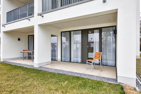 Deichhäuser Anna Küste Deichhäuser Anna Küste 4-13 Bensersiel - Überdachte Terrasse mit Sitzgelegenheit und Grünfläche